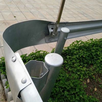 고속도로 경비장 충돌 장벽을위한 고 내구성 진료 된 분말 코팅 둥근 기둥