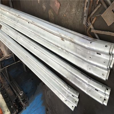 도로 안전 ISO9001 2000 인증과 함께 핫 디프 젤리화 경비 철도 구부러진 끝