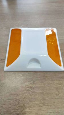 IP68 인증을 가진 내구성 플라스틱 고속도로 반사자 도로 스탠