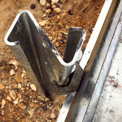 AASHTO M-180 표준의 Ezy-Guard 스마트 포스트로 고속도로 경비장 안전성을 극대화하십시오.