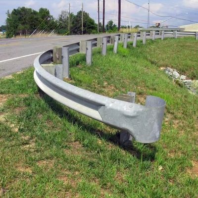 AASHTO M-180 표준을 위한 고온 진열 및 냉동 롤 고속도로 경비대 포스트 및 간격