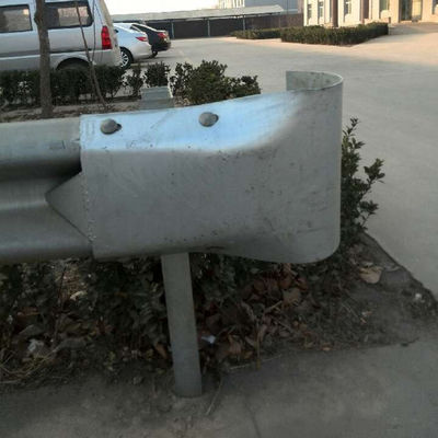 도로 및 고속도로에 있는 진료 된 고속도로 경호 장벽에 대한 둥근 터미널 끝