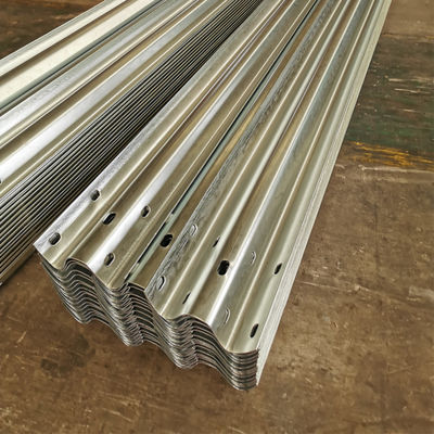 AASHTO M-180 표준과 함께 가르바니화된 충돌 방지 고속도로 경호 철도 교통 장벽
