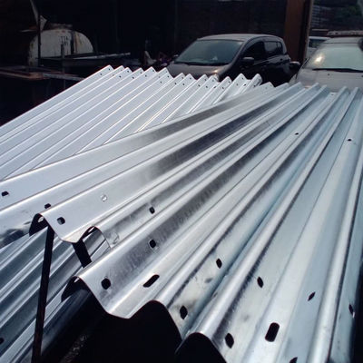 도로 안전 ISO 9001/14001/18001 인증을 가진 W 빔 합금 고속도로 경호