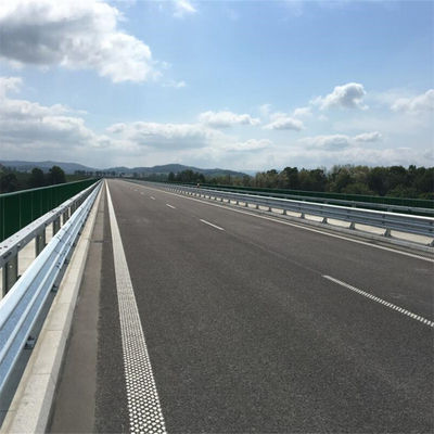 AASHTO M-180 표준 가연 고속도로 경호철과 둥근 울타리 포스트 아프리카로 수출