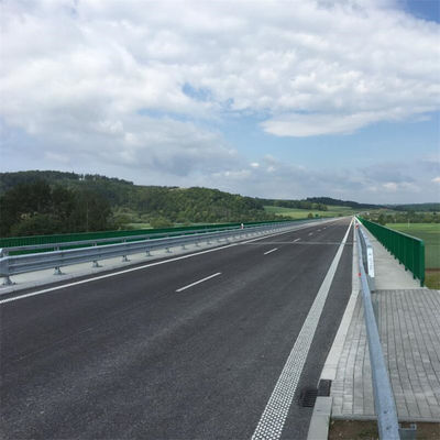 AASHTO M-180 표준 가연 고속도로 경호철과 둥근 울타리 포스트 아프리카로 수출