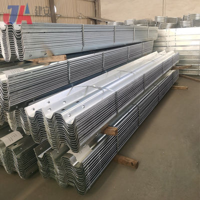 3 W-beam 금속과 맞춤형 AASHTO M-180 표준과 함께 고속도로 안전 경호